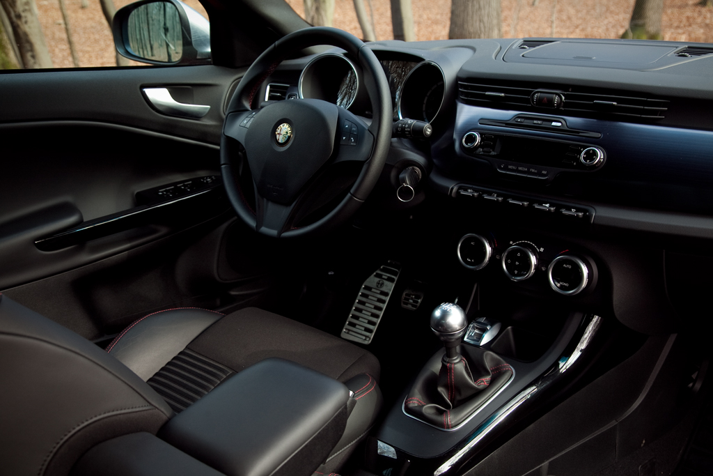 Alfa-Romeo-Giulietta-Interior.jpg